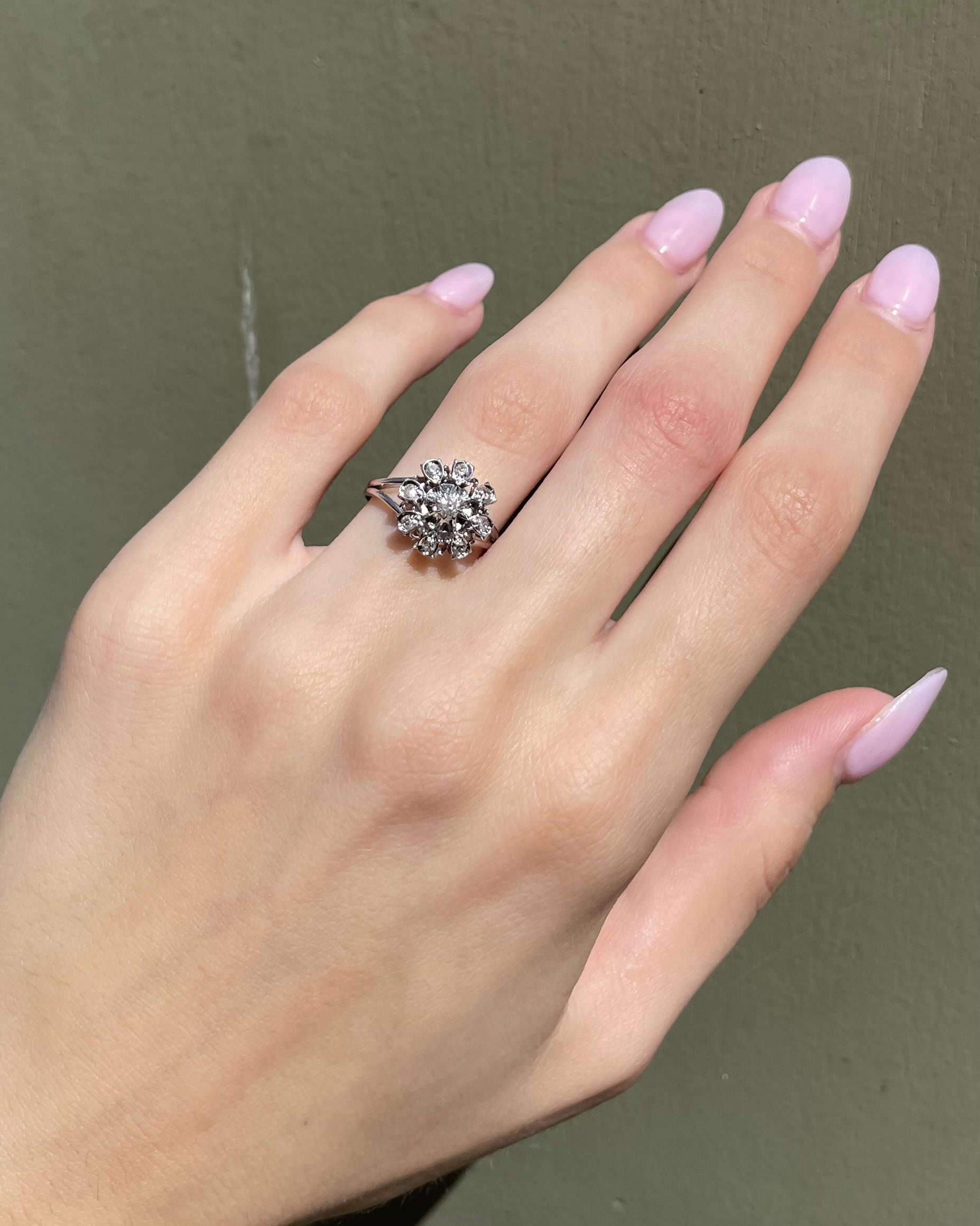 Anillo de margaritas con 9 diamantes "Maya"