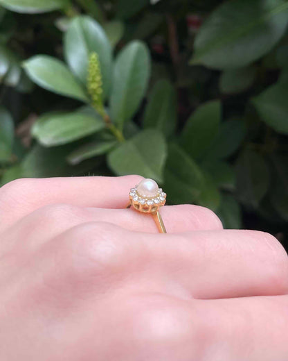 Anillo de margaritas con perla y 12 diamantes &quot;Jensyn&quot;
