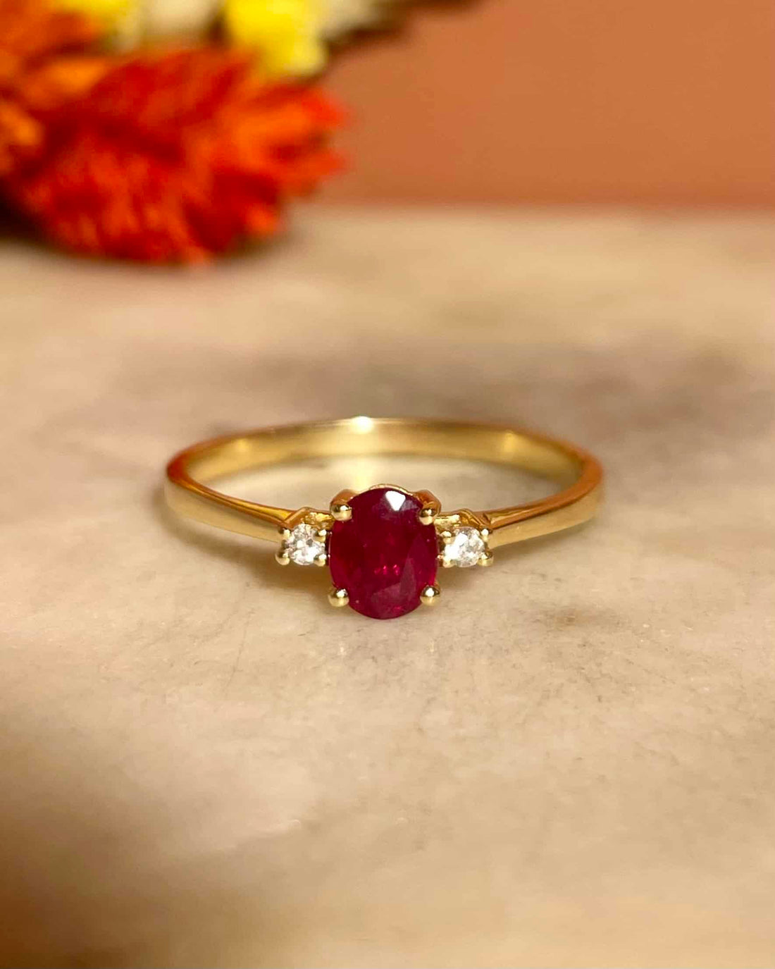 Anillo &quot;Perry&quot; con trilogía de rubíes y diamantes de 0,40 quilates