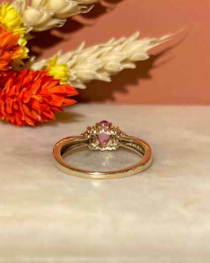 Anillo trilogía &quot;Rosaline&quot; de 0,35 quilates con zafiro rosa y diamantes