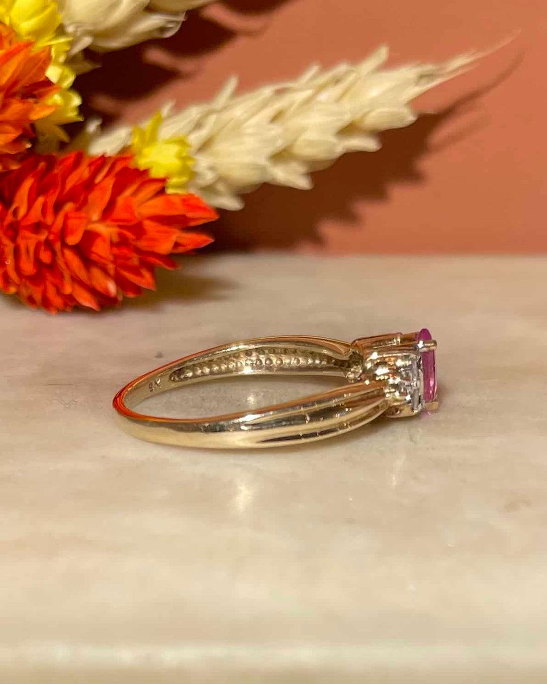 Anillo trilogía &quot;Rosaline&quot; de 0,35 quilates con zafiro rosa y diamantes