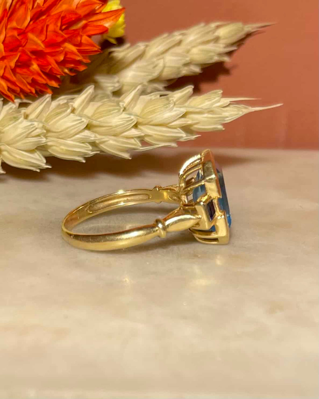 Bague Trilogie Topaze 3.10 carats &amp; Saphirs &quot;Ezequielle&quot;