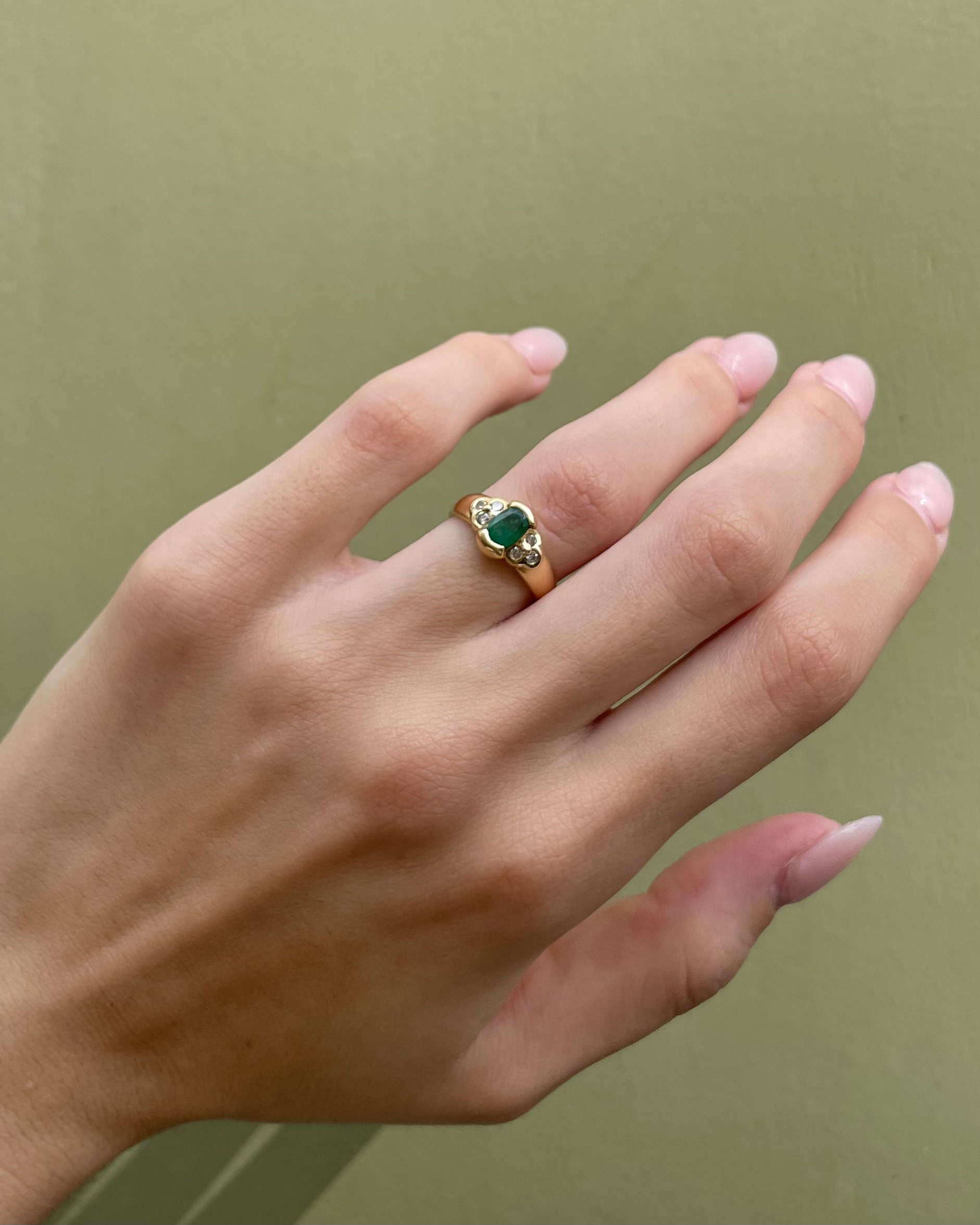 Anillo brazalete de esmeralda y diamantes "Sally"