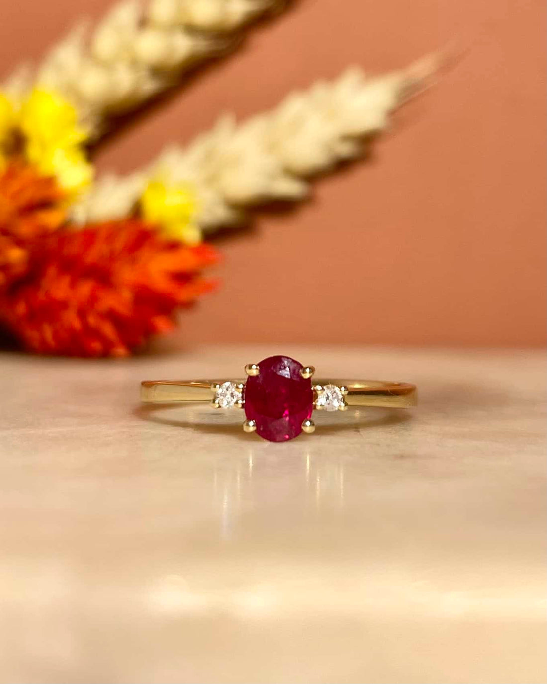 Anillo &quot;Perry&quot; con trilogía de rubíes y diamantes de 0,40 quilates
