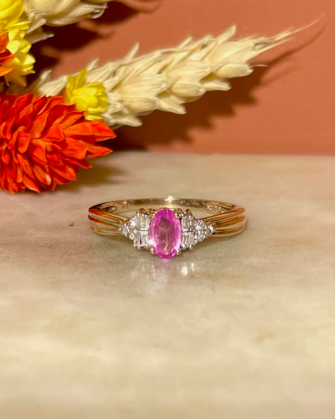 Anillo trilogía &quot;Rosaline&quot; de 0,35 quilates con zafiro rosa y diamantes