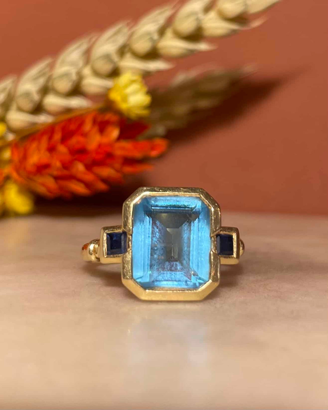 Bague Trilogie Topaze 3.10 carats &amp; Saphirs &quot;Ezequielle&quot;