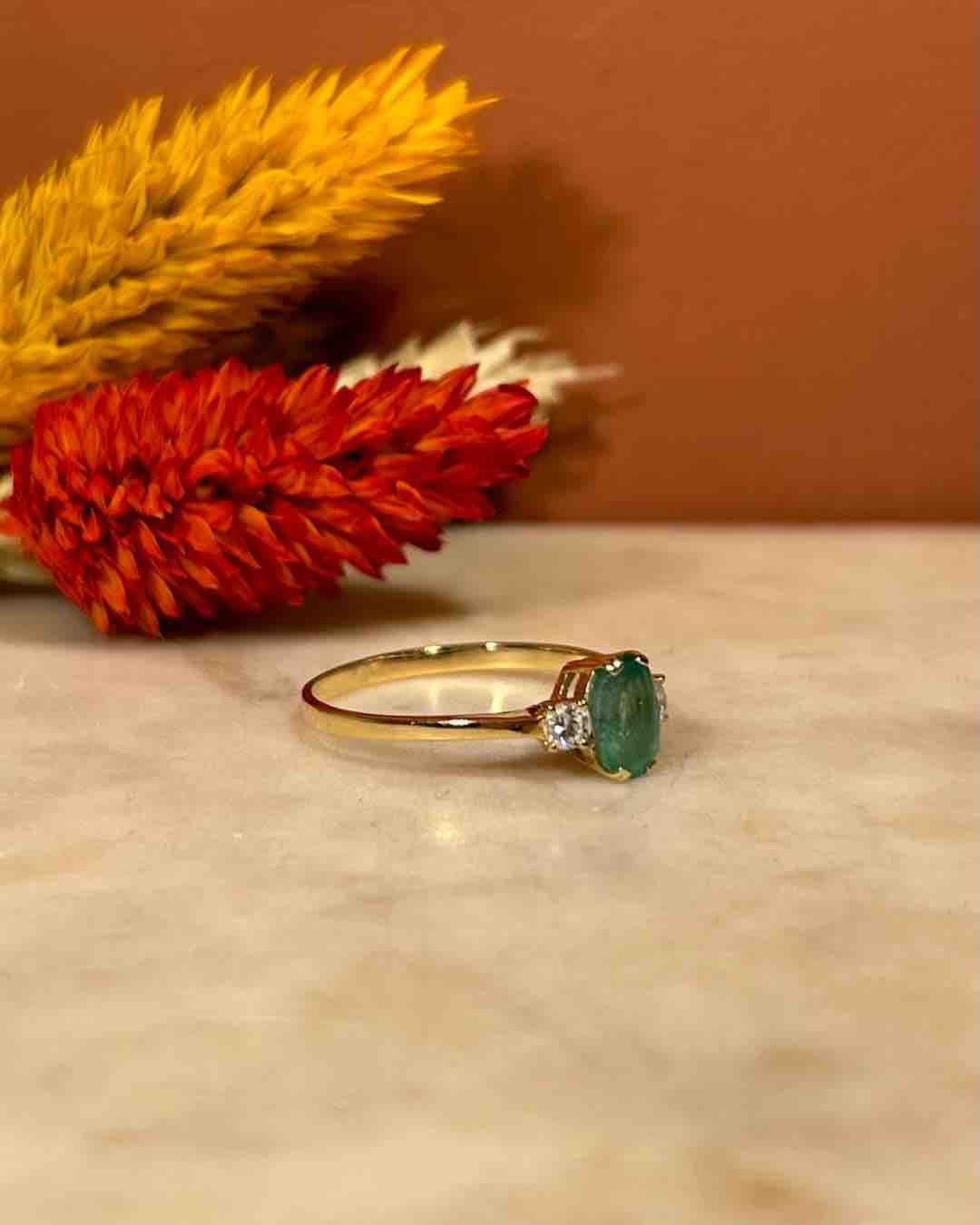 Anillo de trilogía de esmeraldas y diamantes "Gaïa"