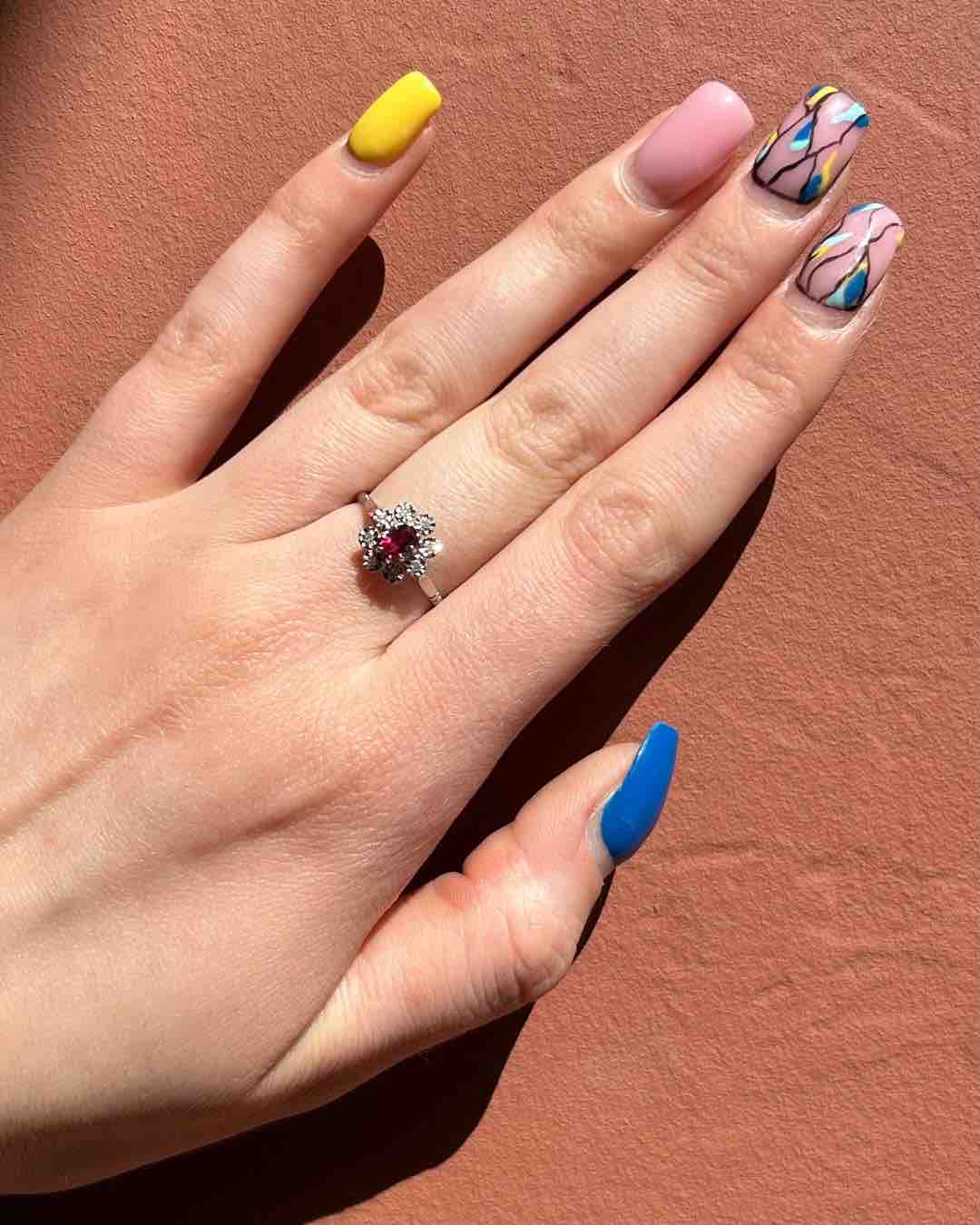 Anillo de margaritas con rubí y diamantes "Taliana"