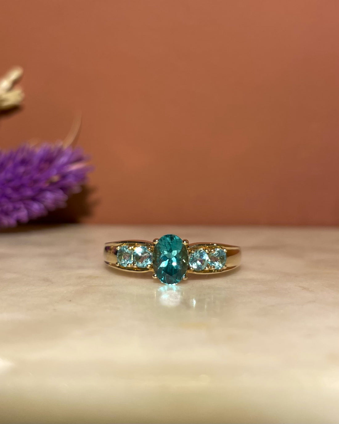 Anillo Trilogía de Apatita Verde de 1,50 quilates &quot;Mai-Li&quot;