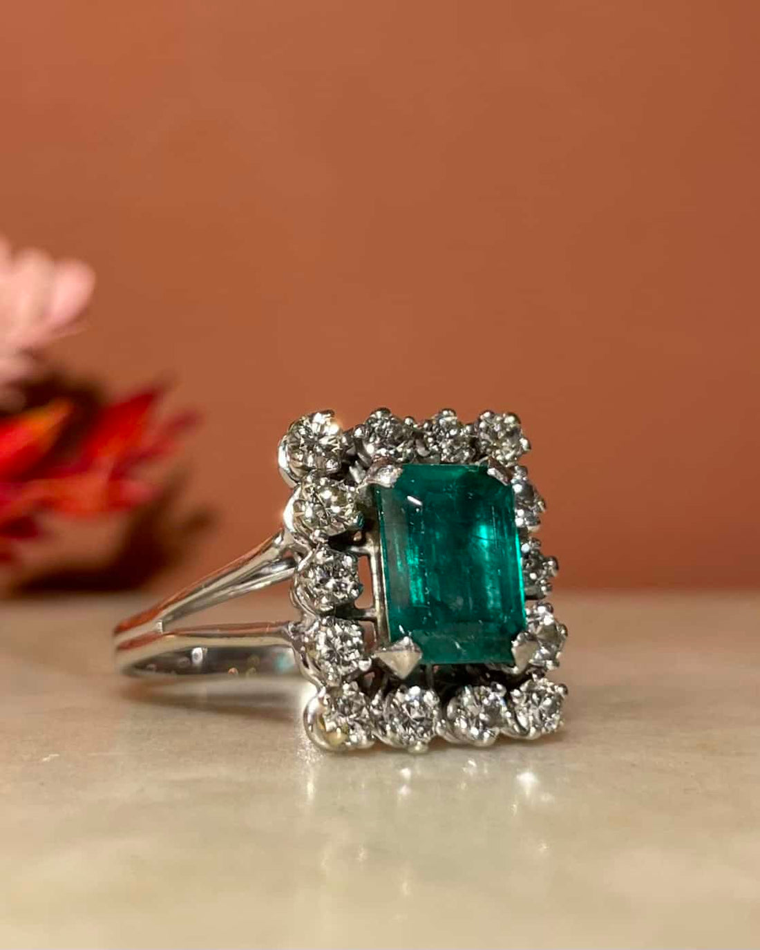 Bague Marguerite Émeraude 1.80 carat et 14 Diamants 0.86 carat &quot;Laélia&quot;
