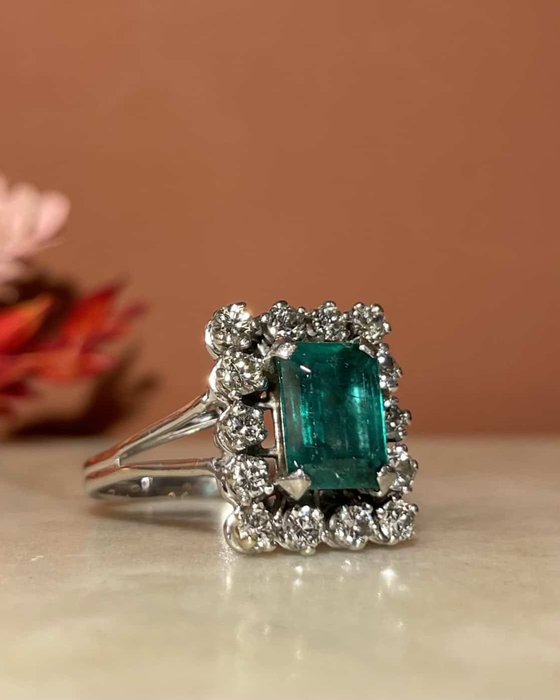Anillo &quot;Laélia&quot; con margarita esmeralda de 1,80 quilates y 14 diamantes de 0,86 quilates