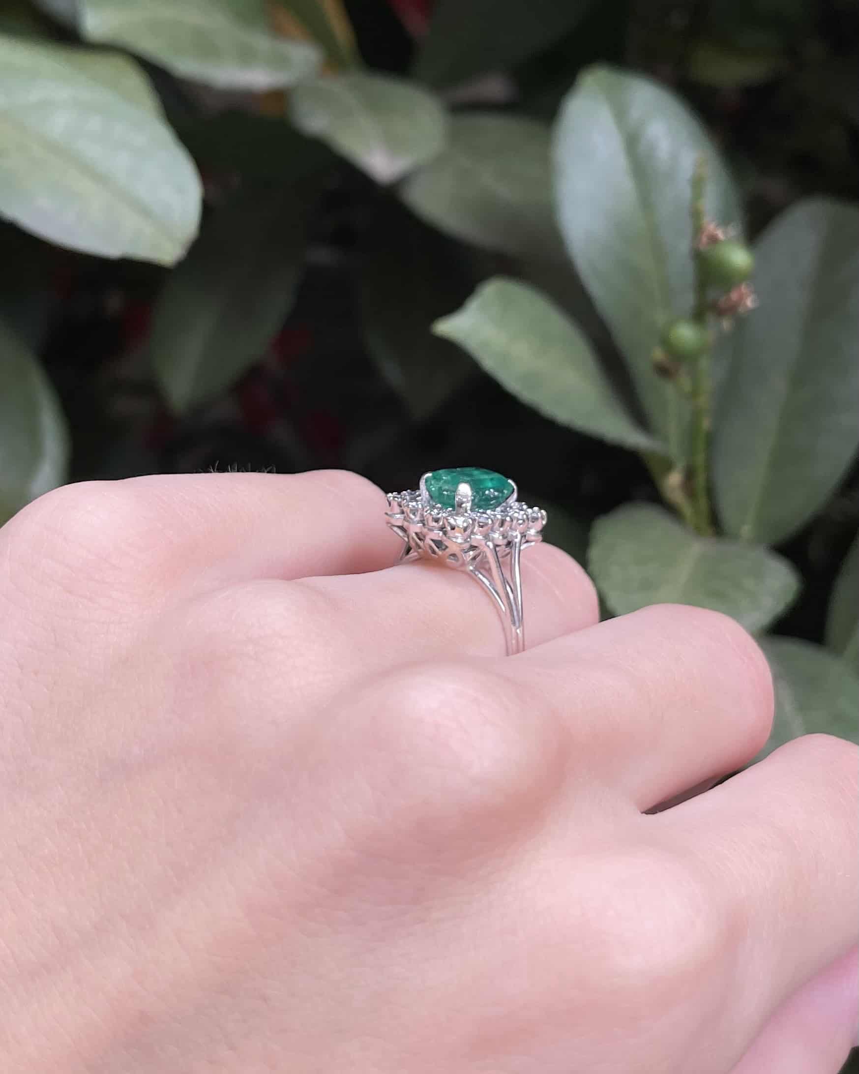 Anillo &quot;Laélia&quot; con margarita esmeralda de 1,80 quilates y 14 diamantes de 0,86 quilates