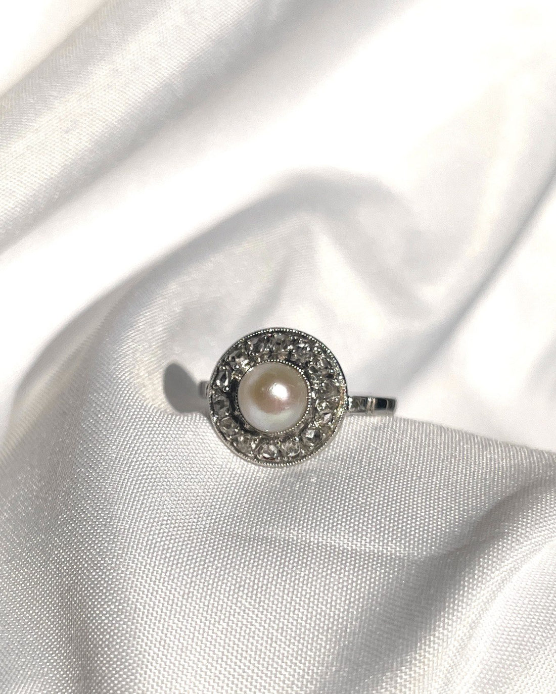 Anillo de margaritas con diamantes y perlas &quot;Juna&quot;