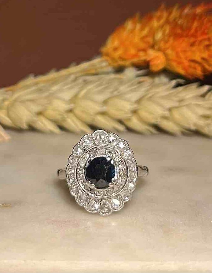 Anillo &quot;Elijah&quot; Art Déco de zafiro y 34 diamantes