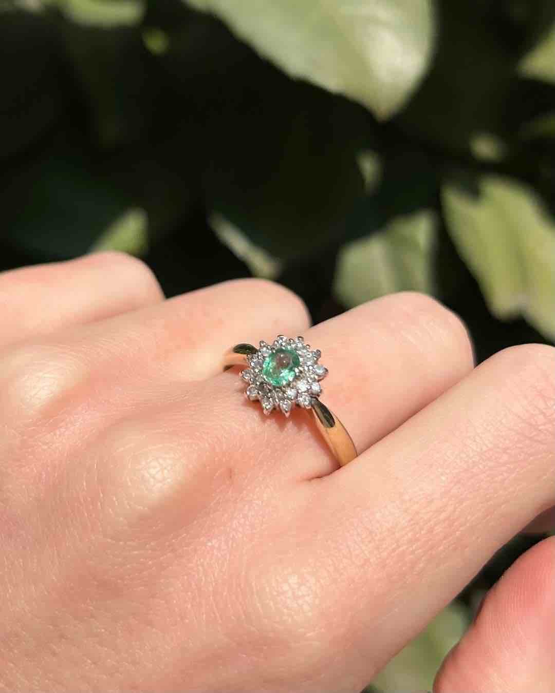 Anillo "Camille" con margaritas de esmeralda y diamantes