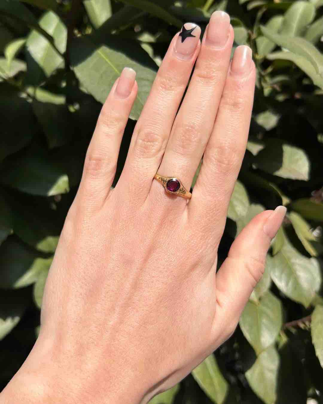 "Denisa" Anillo Solitario Granate 0.85 Quilates