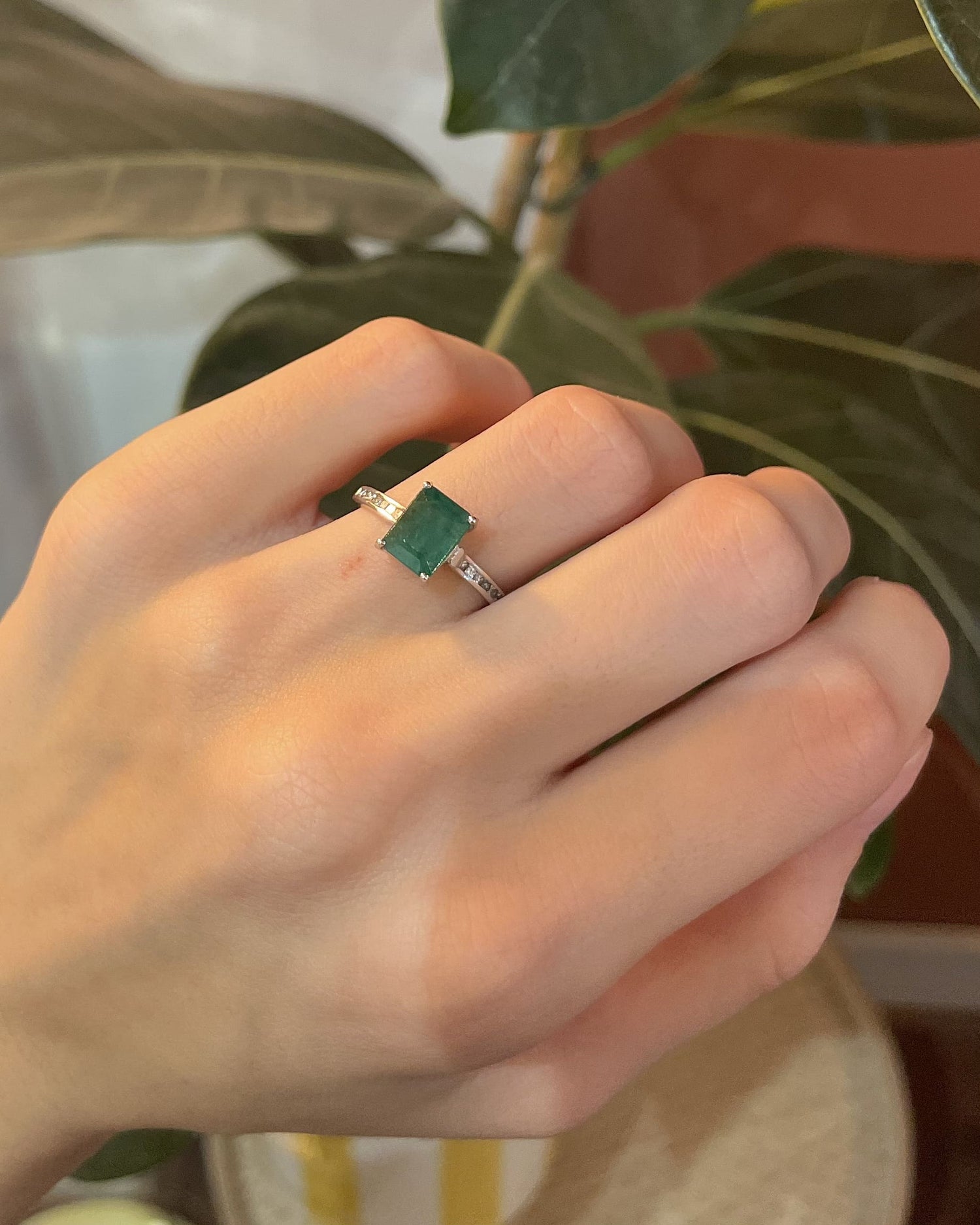 Bague Solitaire Émeraude 2.10 Carats &amp; 14 Diamants &quot;Araminta&quot;