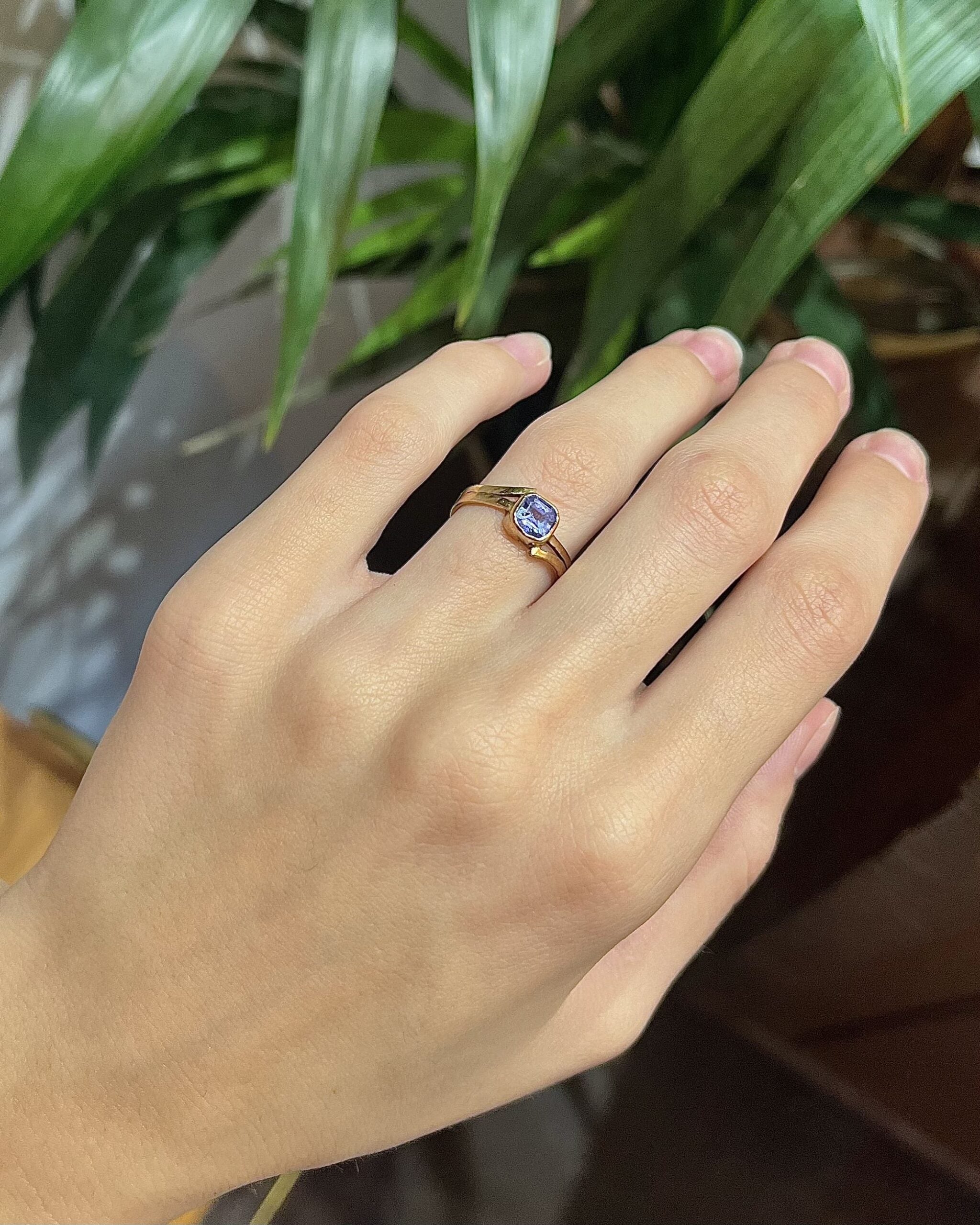 Anillo brazalete "Maud" de tanzanita de 1 quilate