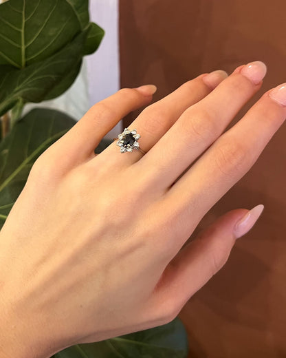 Anillo &quot;Amery&quot; con zafiro y margarita de 8 diamantes 