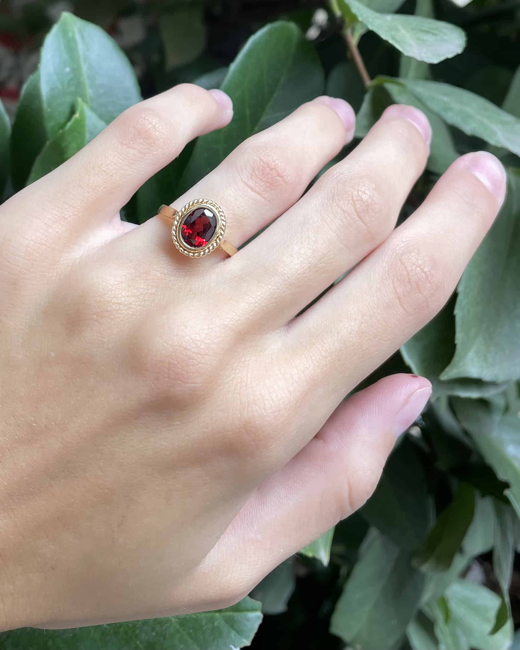 Anillo vintage de granate de 1,45 quilates "Ellia"