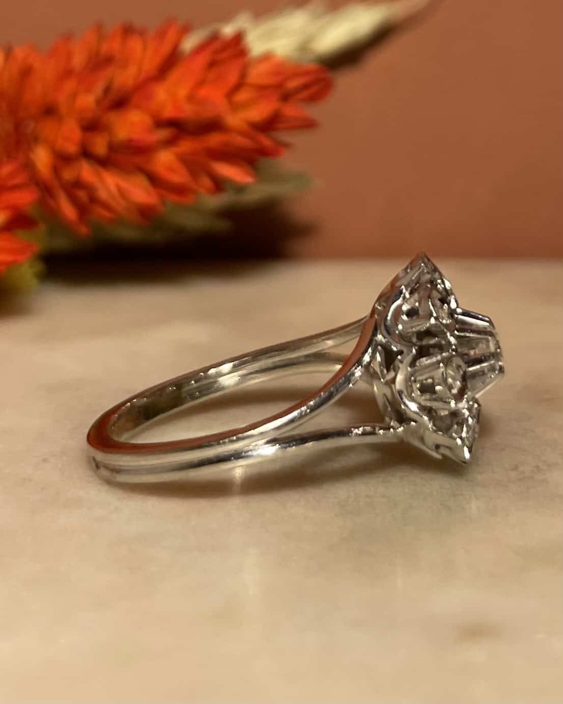 Anillo de margaritas con 9 diamantes "Maya"