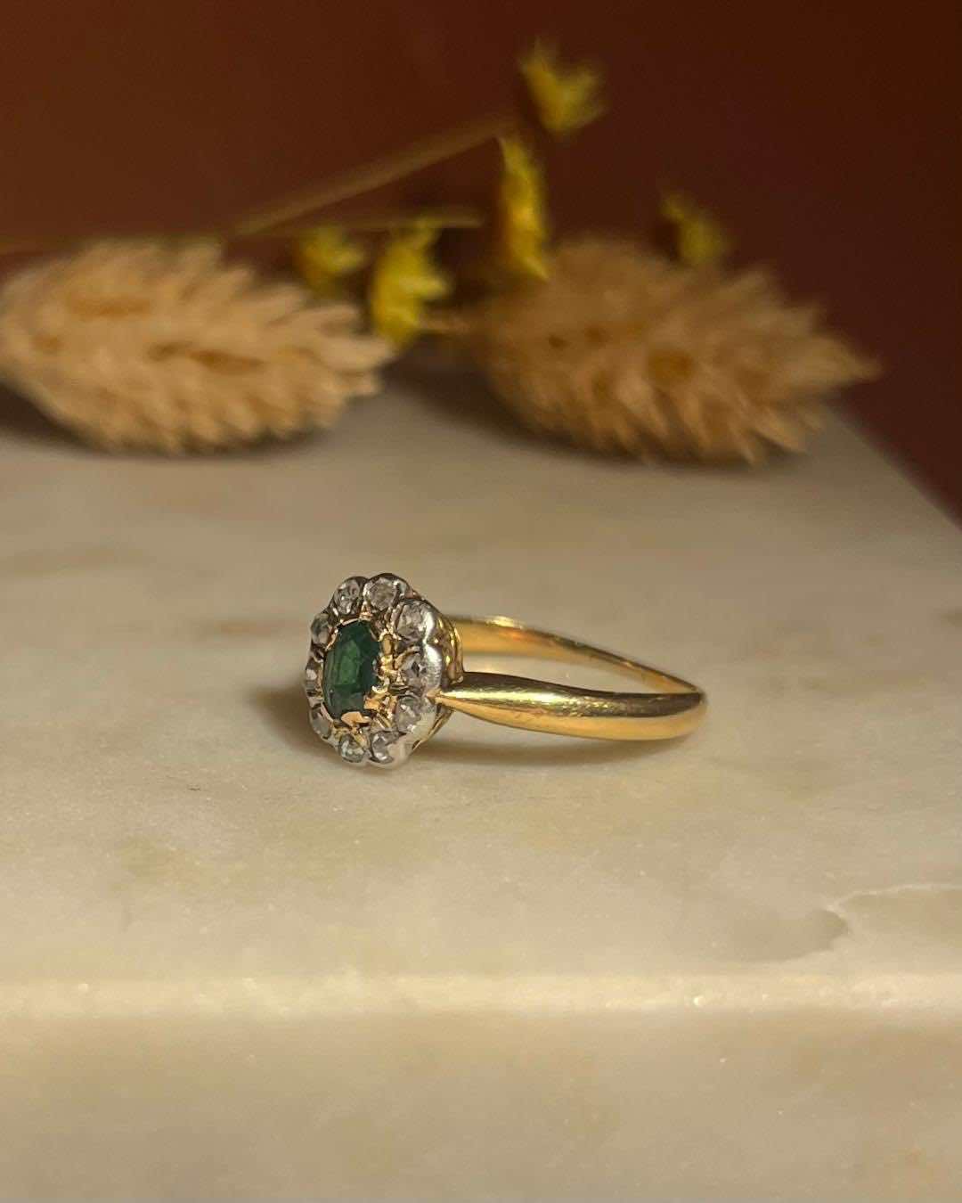 Anillo &quot;Lucia&quot; con margaritas de esmeralda y diamantes