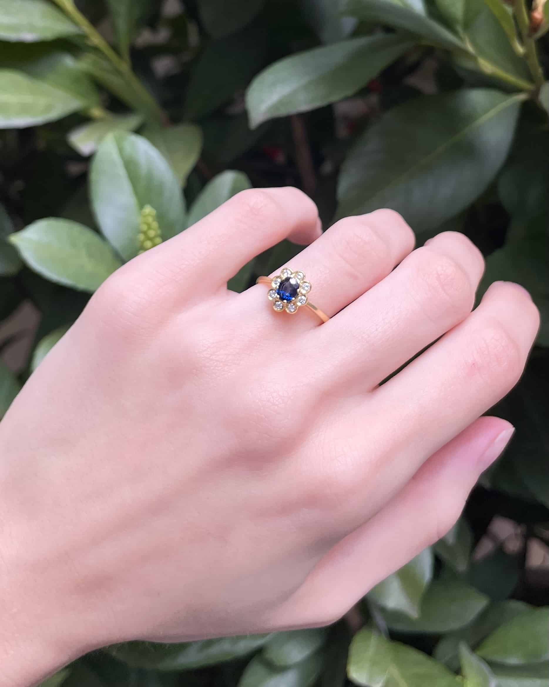 Bague Marguerite Saphir 0.75 Carat &amp; 8 Diamants "Roxy"