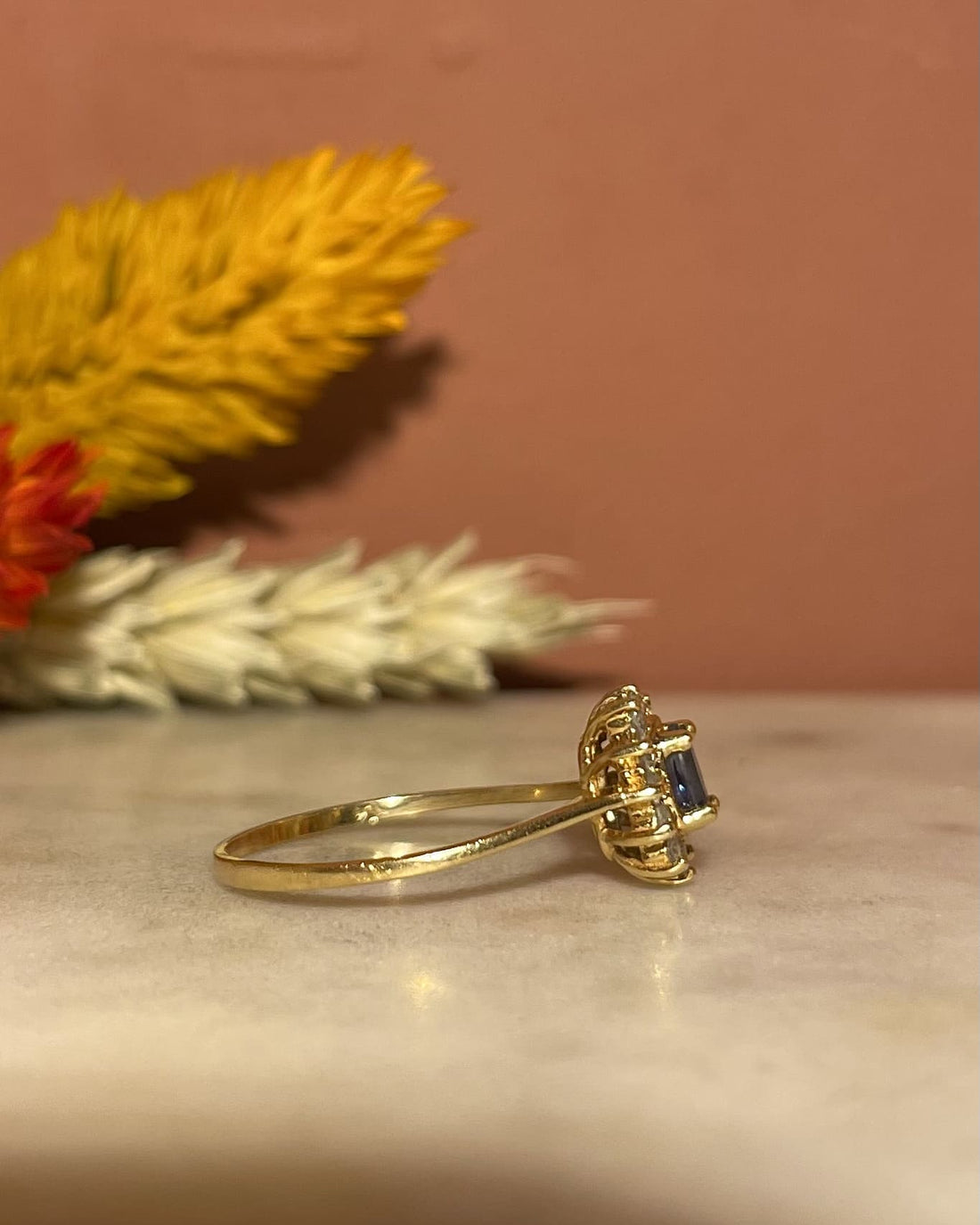 Anillo de margaritas con zafiro &quot;Livenna&quot; y 12 diamantes