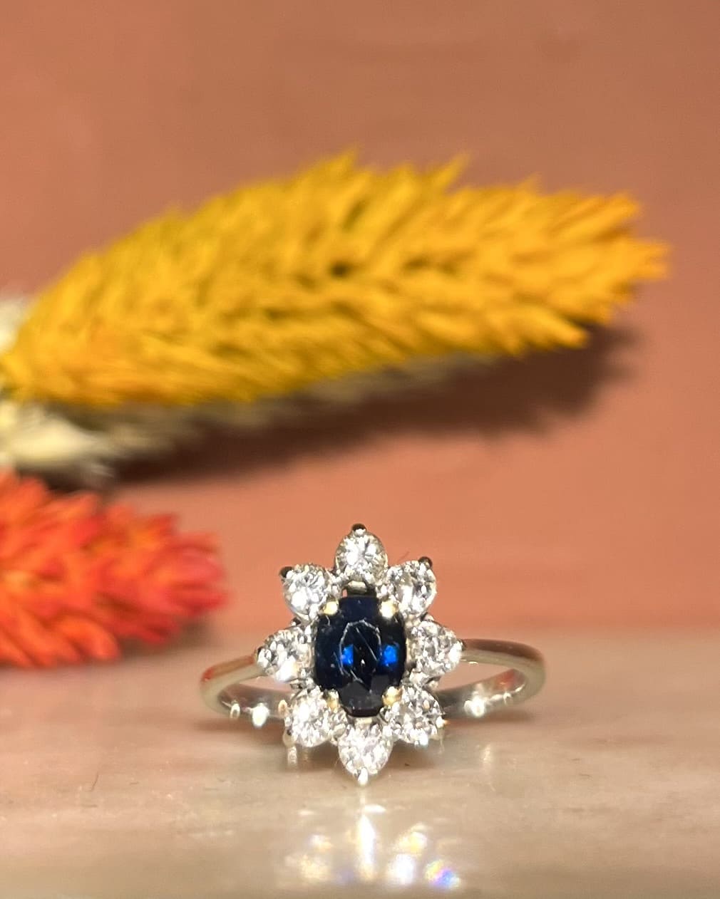 Anillo &quot;Amery&quot; con zafiro y margarita de 8 diamantes 