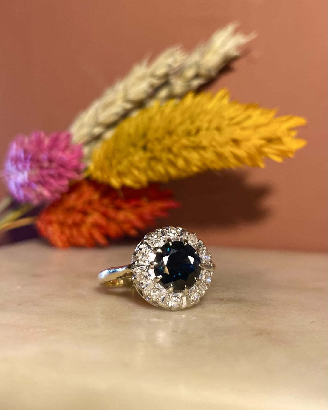 Anillo &quot;Beatrice&quot; con margaritas de 1 quilate y 10 diamantes 
