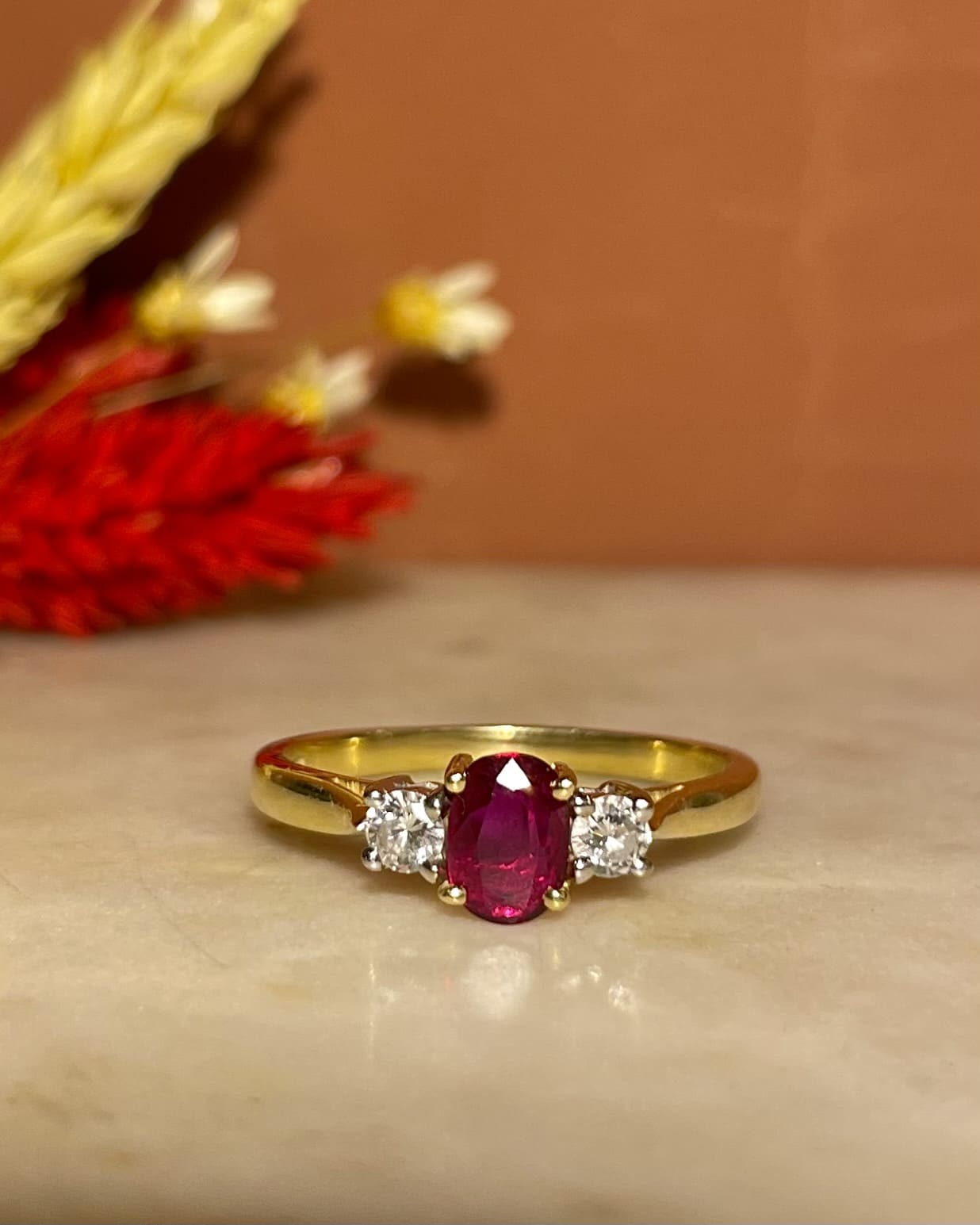 Anillo de trilogía de rubíes y diamantes "Shelby"