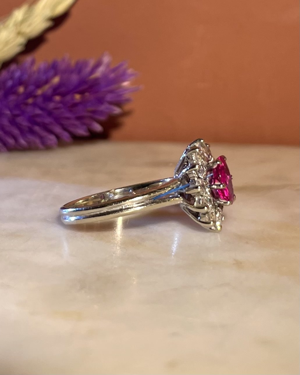 Anillo &quot;Judie&quot; con zafiro rosa de 1,50 quilates y 12 diamantes en forma de margarita