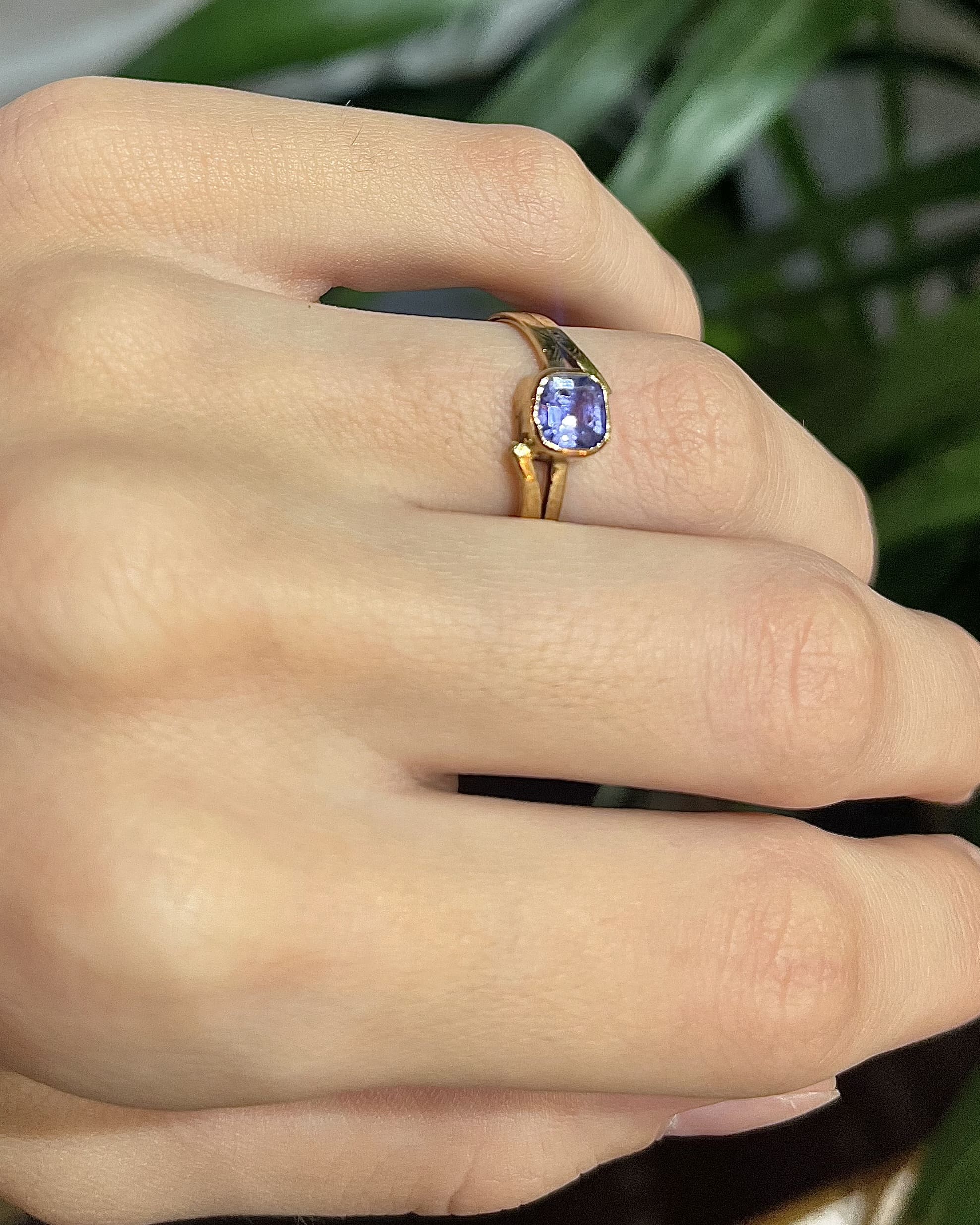 Anillo brazalete "Maud" de tanzanita de 1 quilate