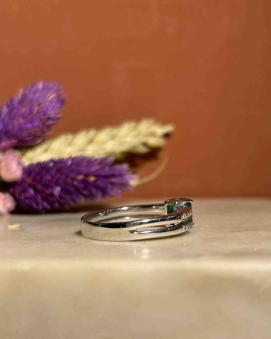 Anillo de río "Océane" con esmeralda y diamantes