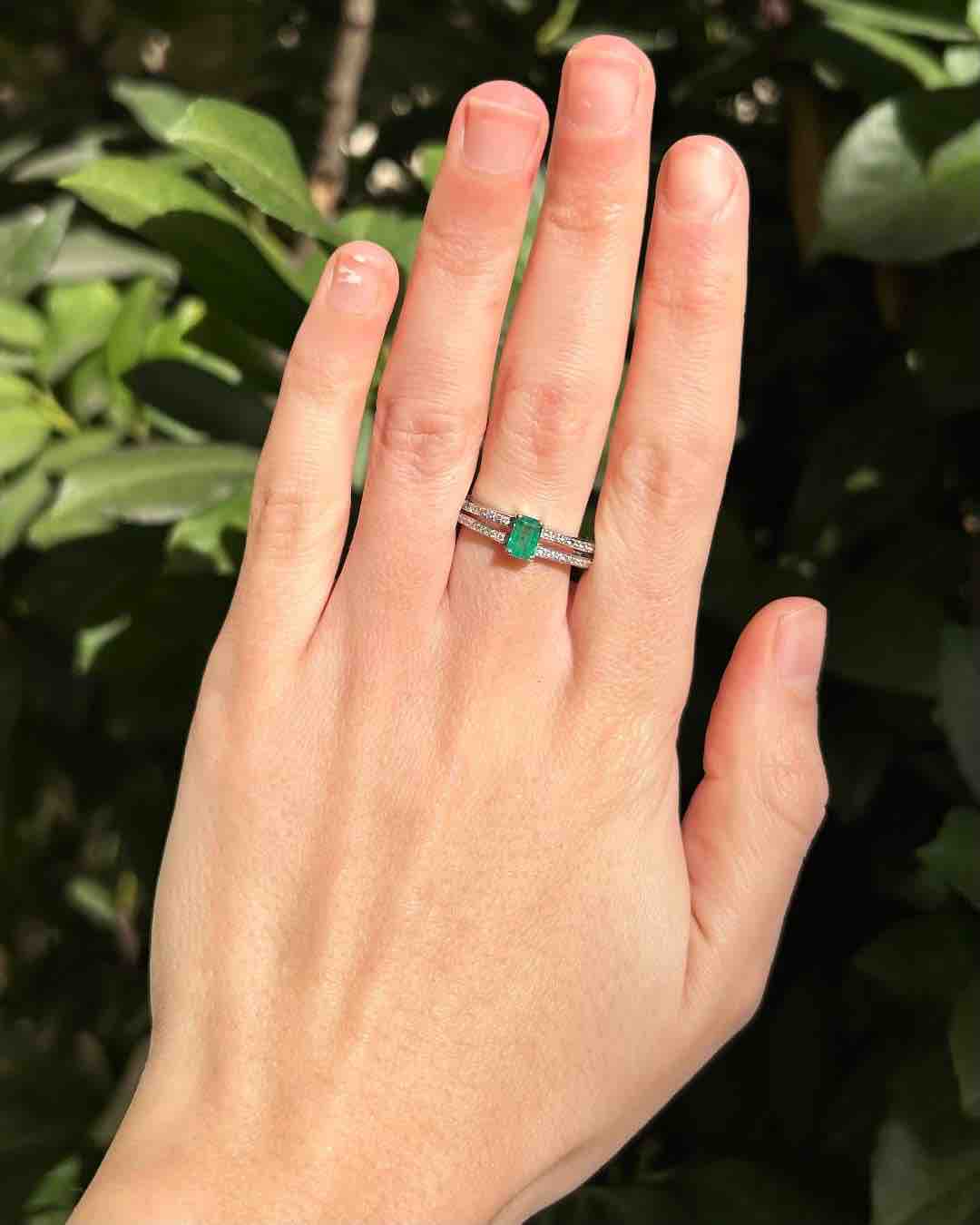Anillo de río "Océane" con esmeralda y diamantes