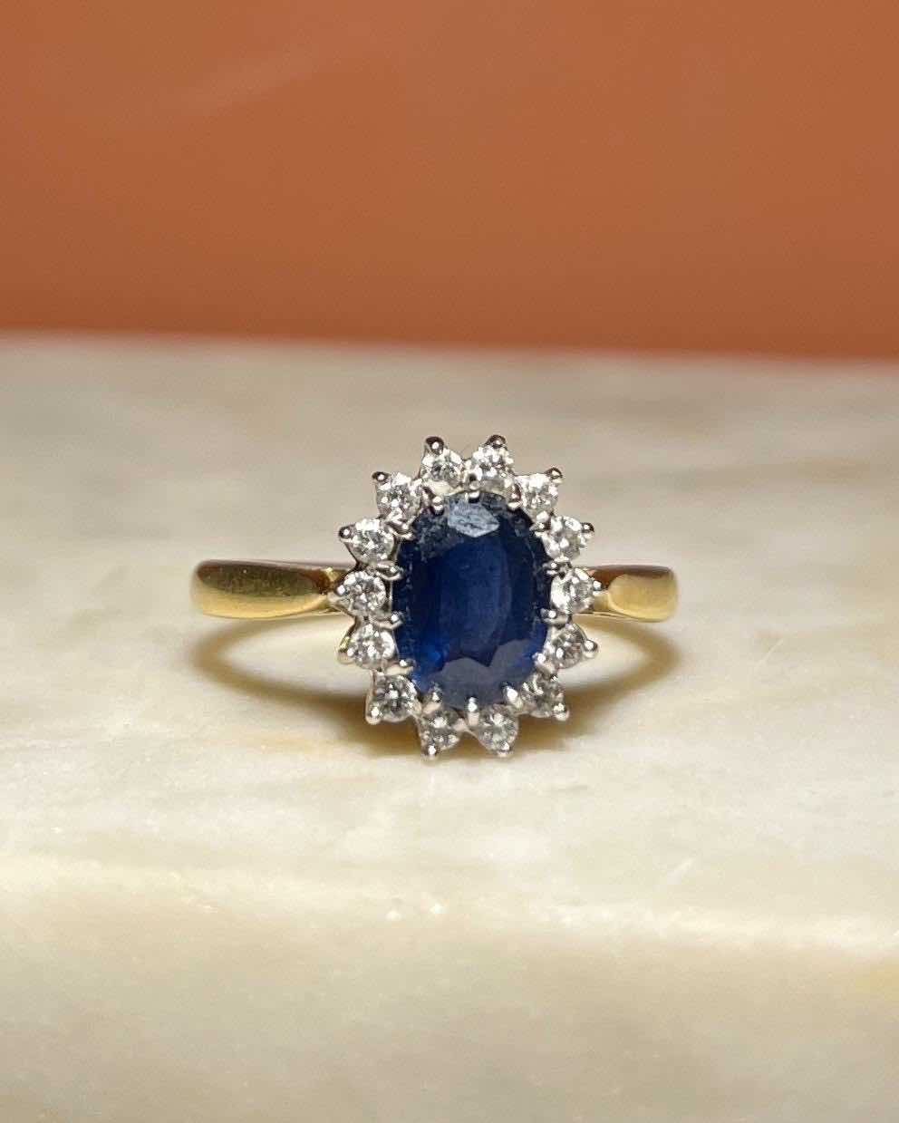 Anillo &quot;Melodia&quot; con margaritas de zafiro y diamantes