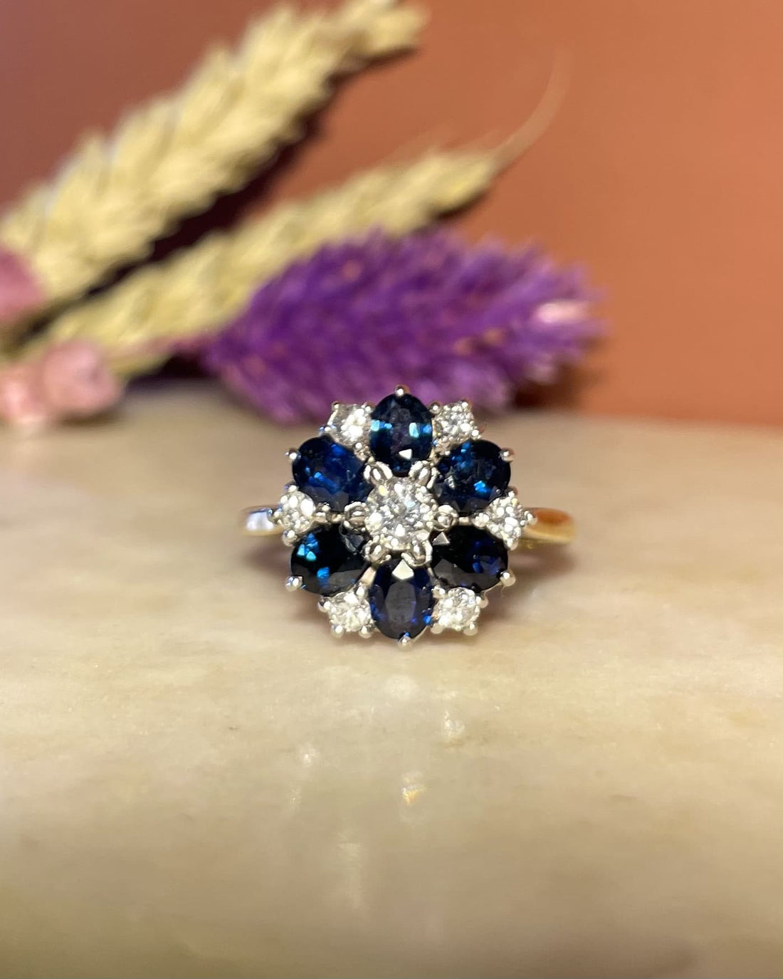 Anillo &quot;Zohé&quot; con margaritas de zafiro y diamantes de 1,50 quilates