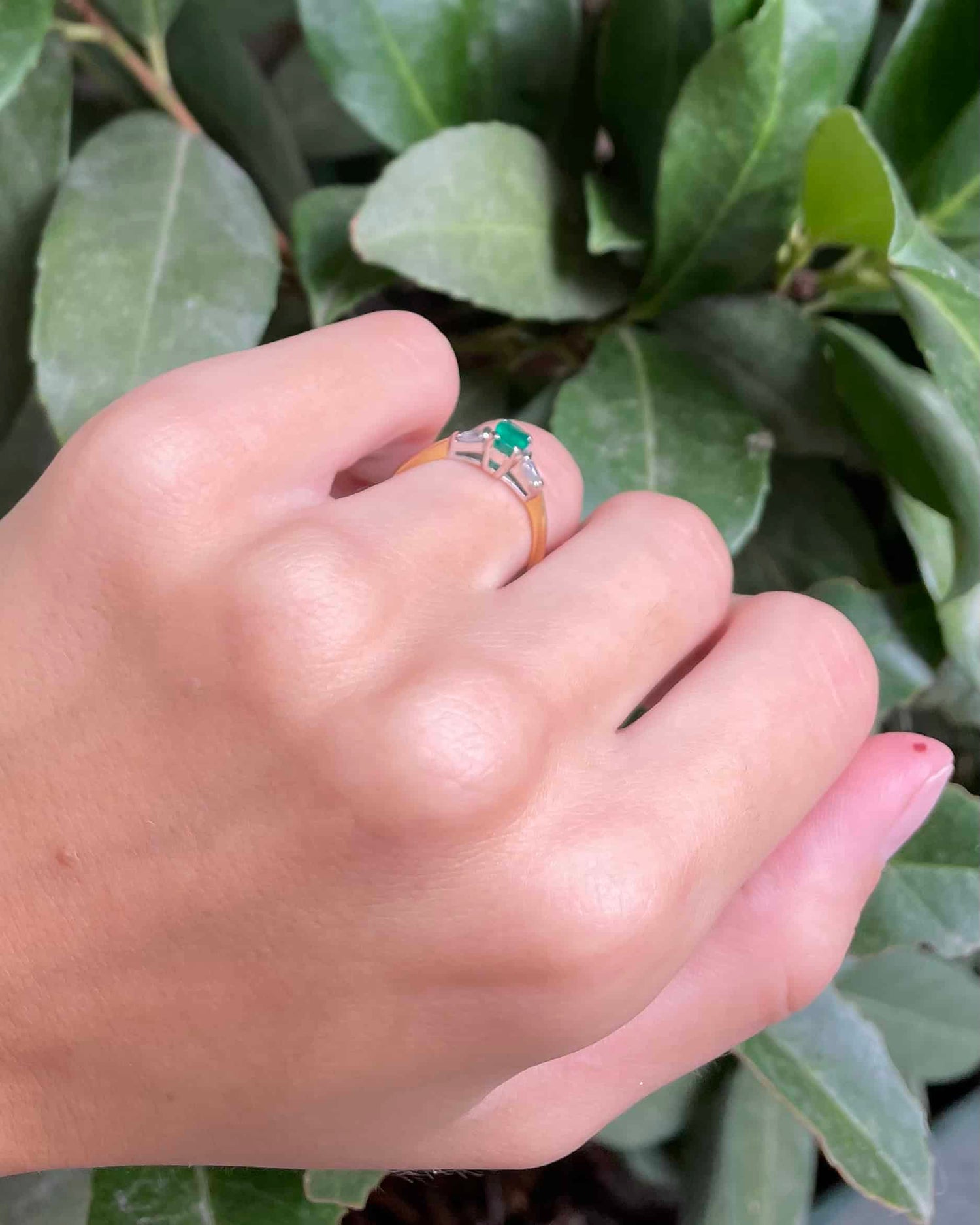 Anillo Trilogía Esmeralda de 0,60 quilates y Diamantes &quot;Anasthasia&quot;
