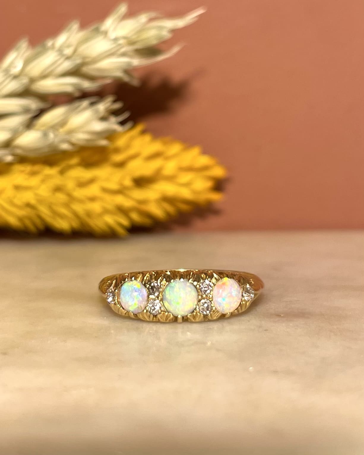 Anillo de trilogía de ópalo y diamantes "Jamesa"