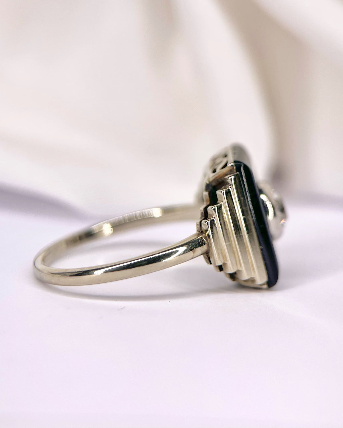 Art Deco-Style Ring, 0.28-carat G/SI1 Diamond &amp; Onyx “Éliane”