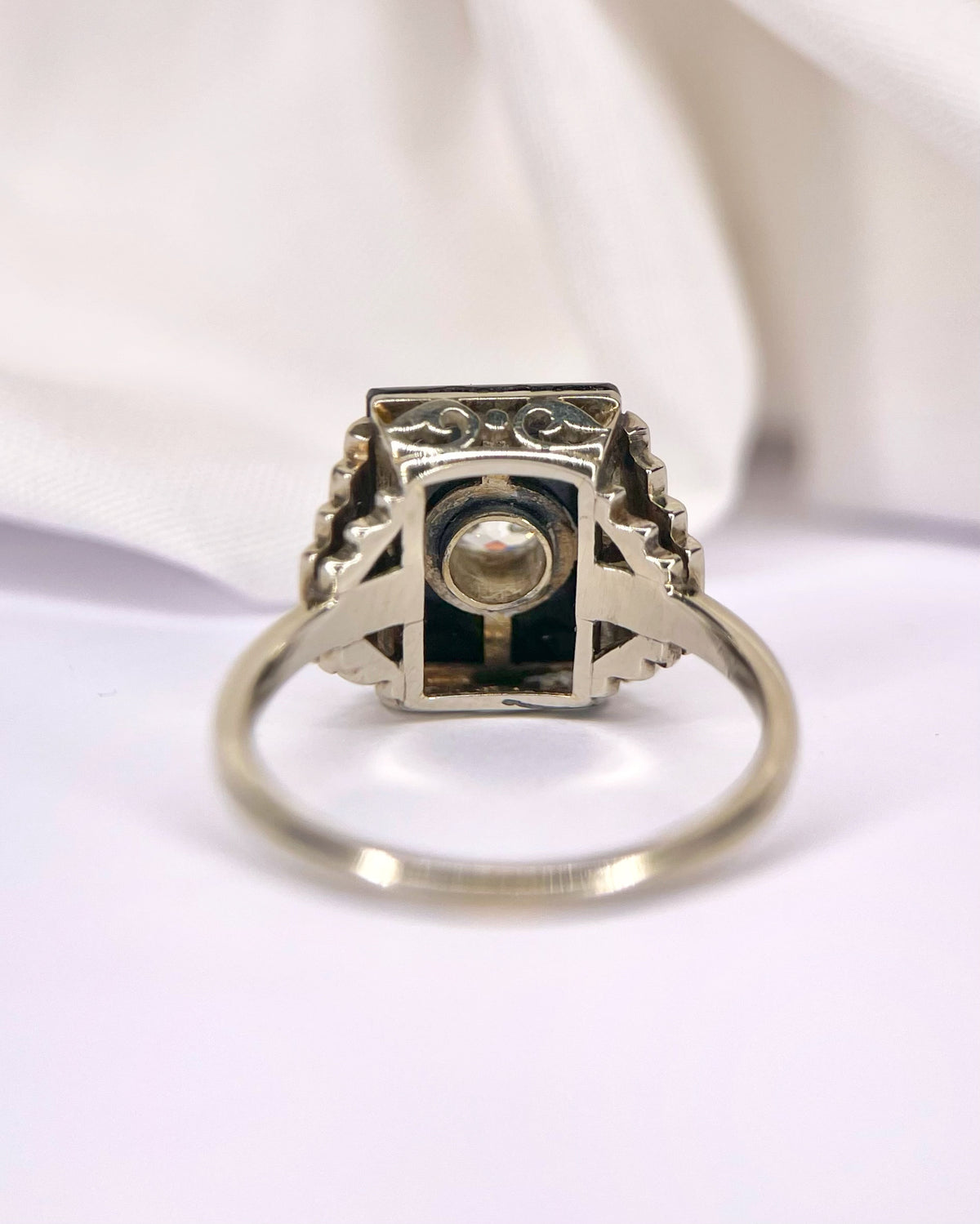 Art Deco-Style Ring, 0.28-carat G/SI1 Diamond &amp; Onyx “Éliane”