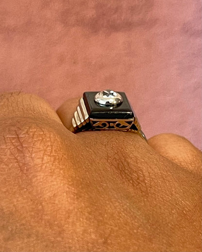 Art Deco-Style Ring, 0.28-carat G/SI1 Diamond &amp; Onyx “Éliane”