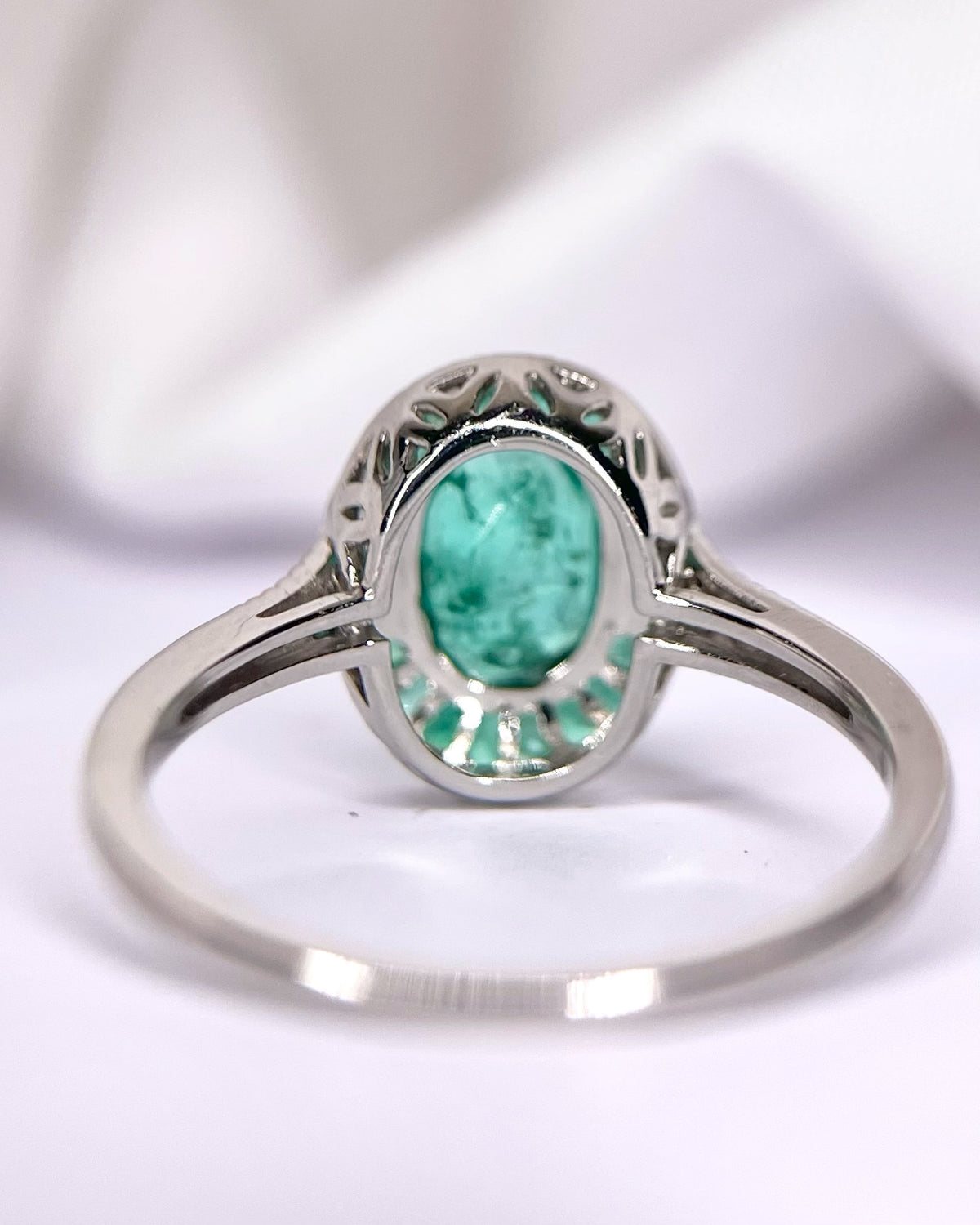 Anillo art déco con esmeraldas de 1.09 quilates y diamantes «Raphaelle»