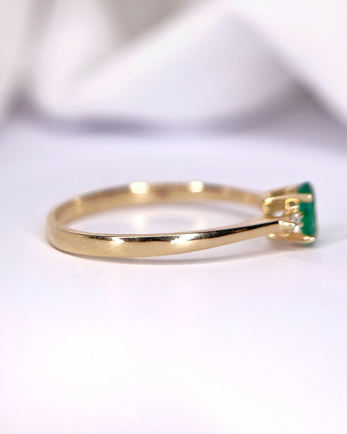 Anillo trilogía de esmeralda y diamantes «Lucile»