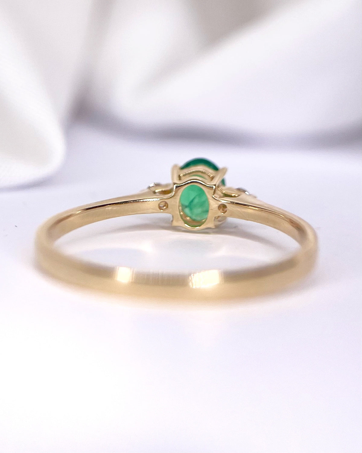 Anillo trilogía de esmeralda y diamantes «Lucile»