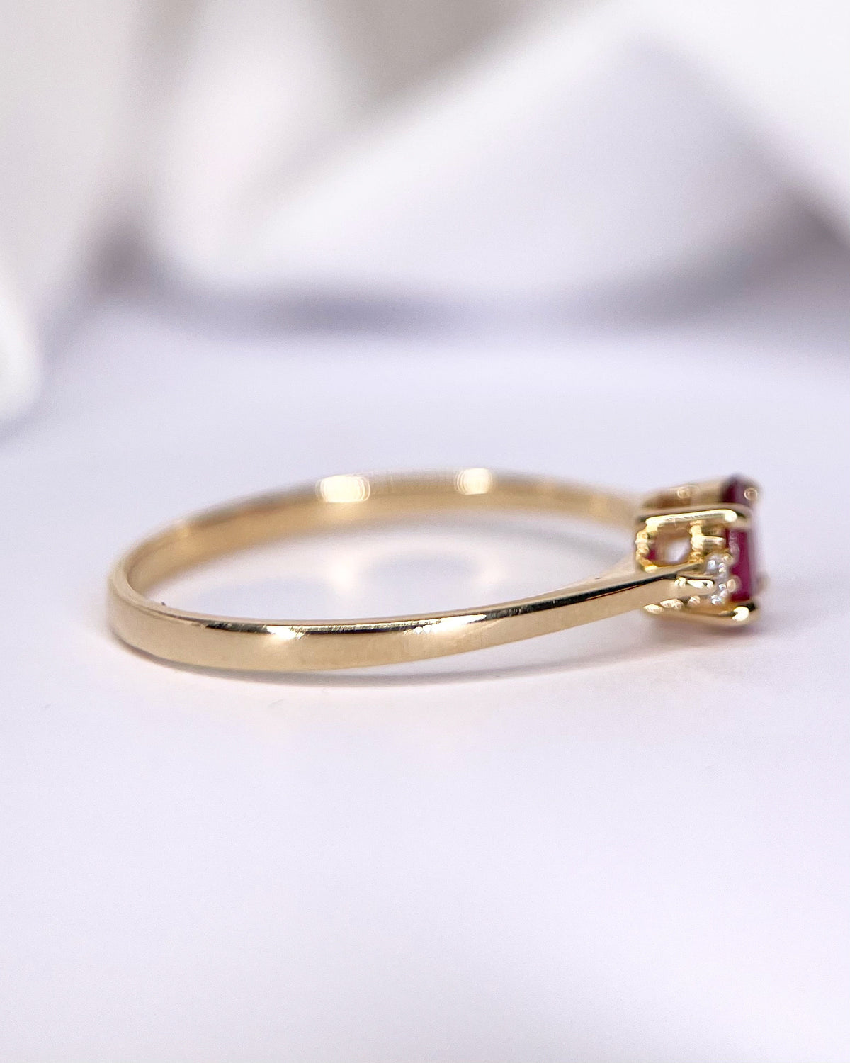 Anillo trilogía de rubíes y diamantes «Capucine»