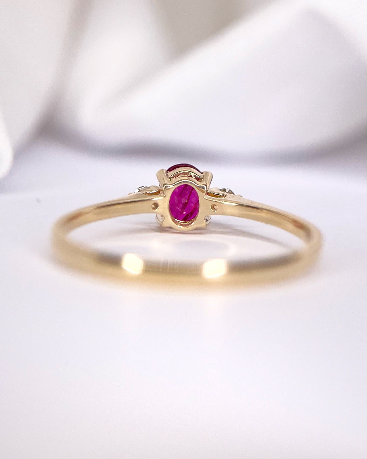 Anillo trilogía de rubíes y diamantes «Capucine»