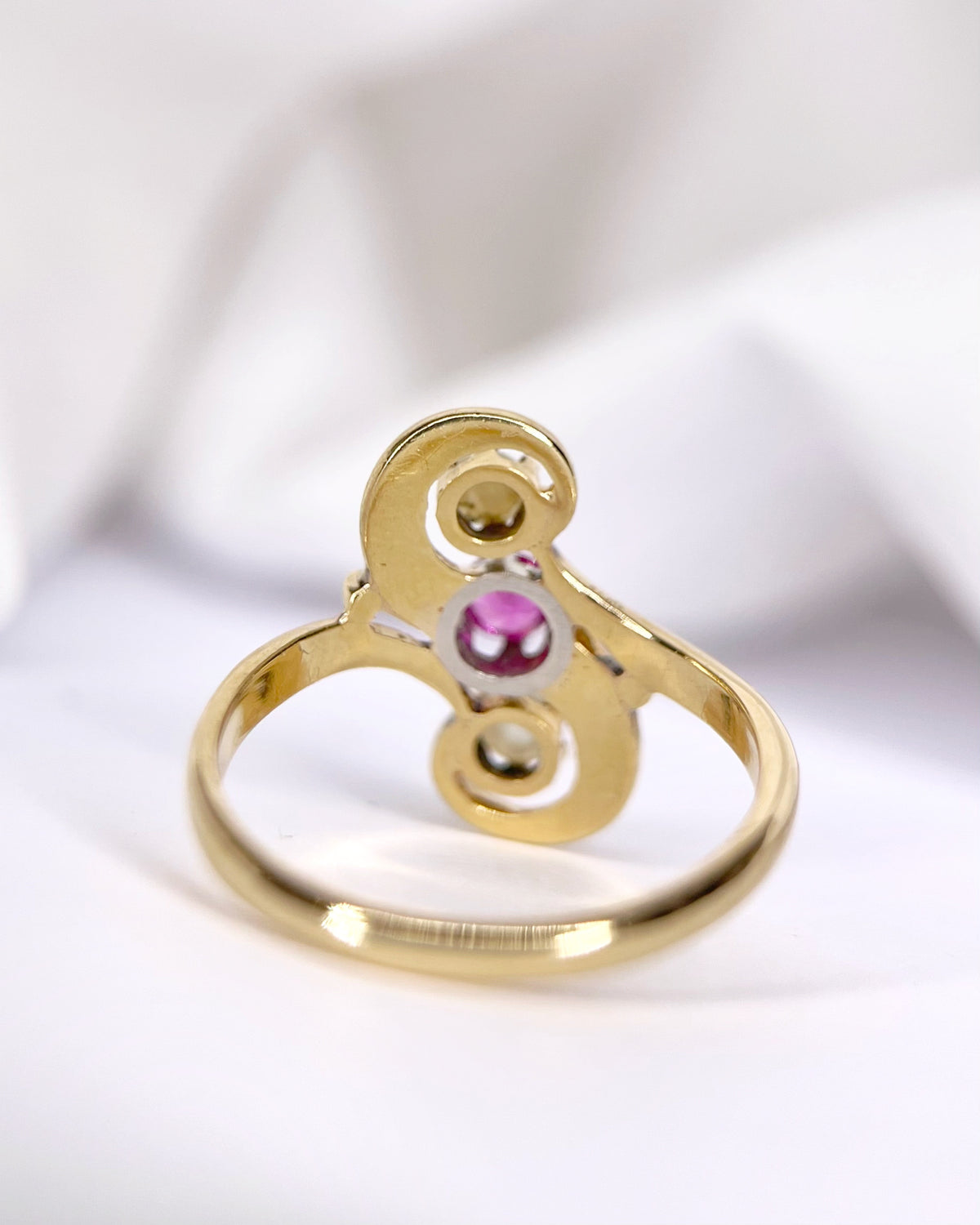 Anillo de remolino de rubíes y perlas «Astrid»