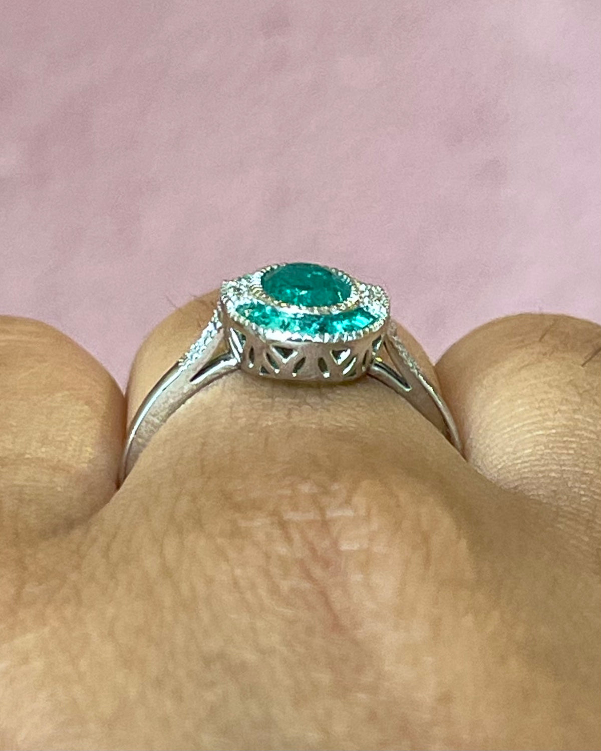 Anillo art déco con esmeraldas de 1.09 quilates y diamantes «Raphaelle»