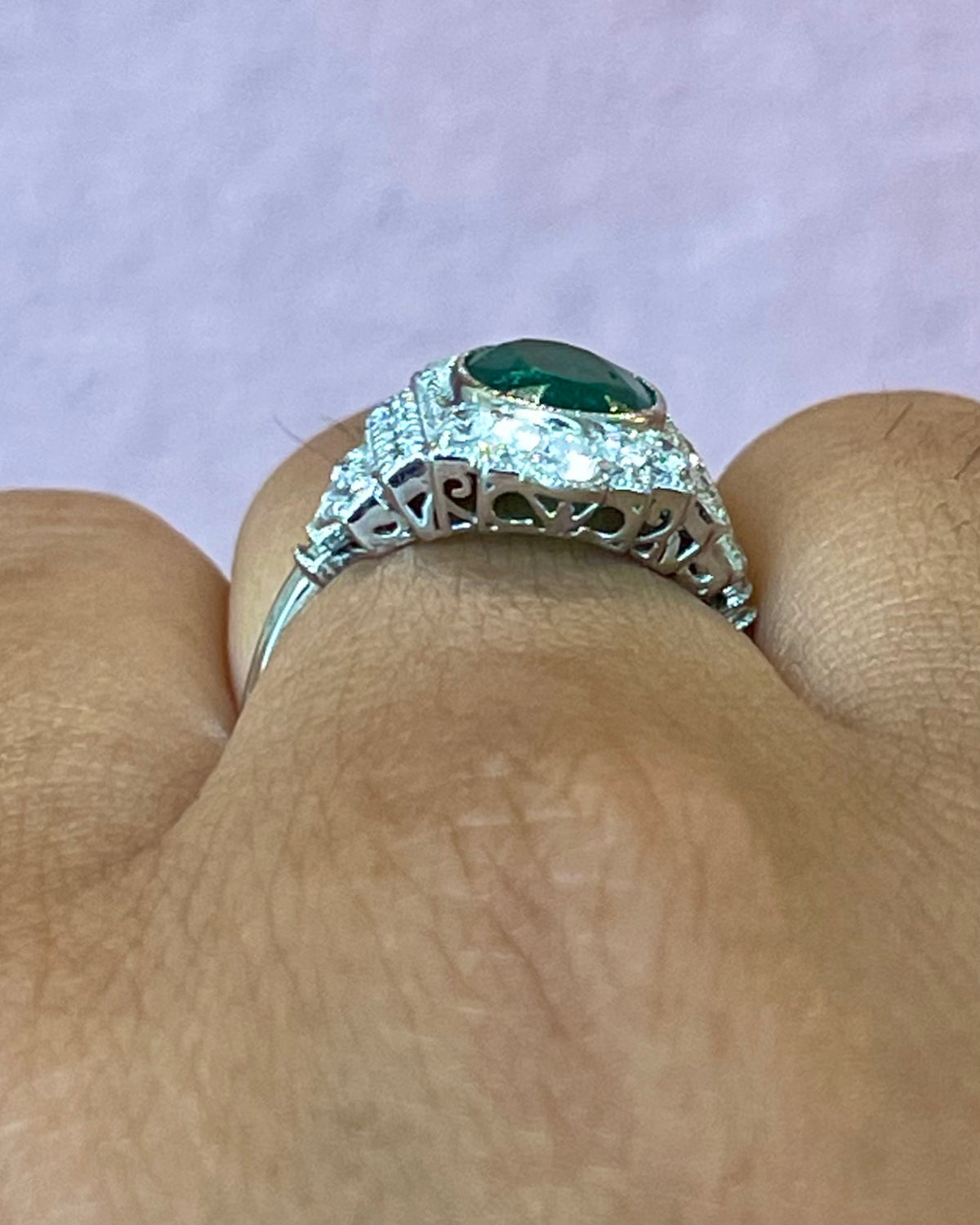 Anillo Art Déco de esmeralda colombiana de 1.65 quilates y diamantes de 0.72 quilates «Tamara»